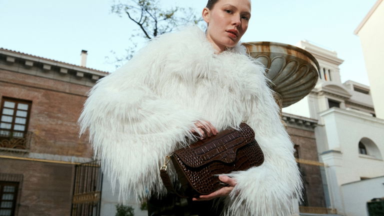 El bolso baguette de Leandra: elegancia natural y diseño contemporáneo