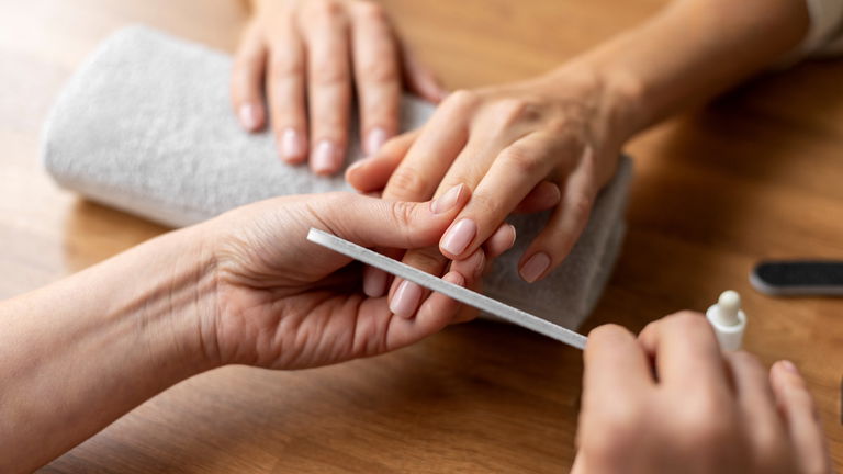 Blanco Nácar y Ejecutiva: los nuevos tonos que redefinen la manicura clean nails
