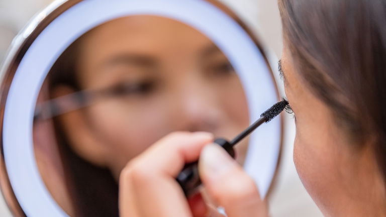 Olvídate del negro: las máscaras marrones reinventan la mirada