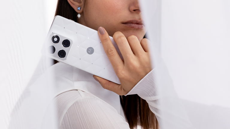 Motorola se viste de blanco: así es la edición especial del edge 70 en el Pantone Color of the Year 2026, adornada con cristales de Swarovski
