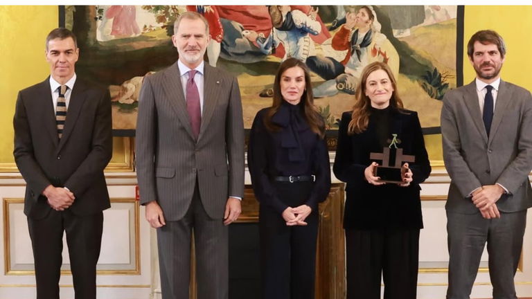 La blusa con lazada que conquista: inspiración real y opciones para todos los bolsillos