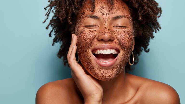 Guía completa de exfoliantes: tipos, ingredientes, beneficios y consejos para una piel radiante