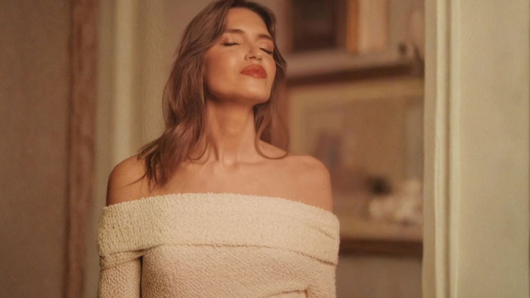 Sara Carbonero tiene el vestido cozy más bonito de diciembre: elegante y con un escote precioso