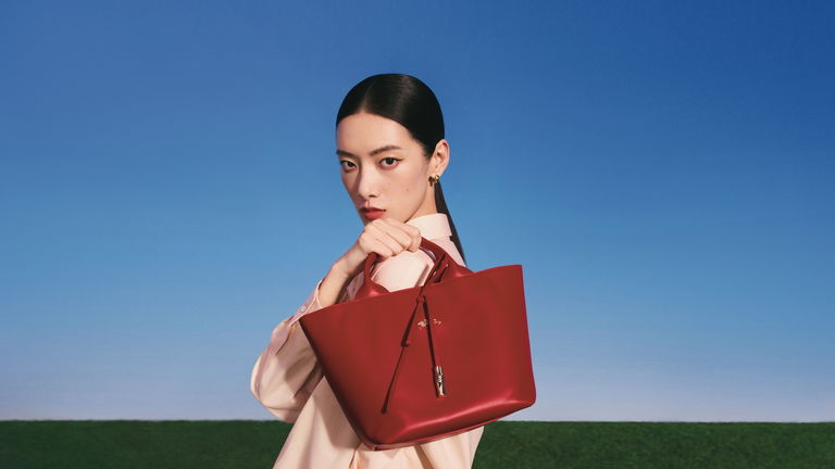 Longchamp galopa hacia 2026: el Año del Caballo se viste de rojo y oro