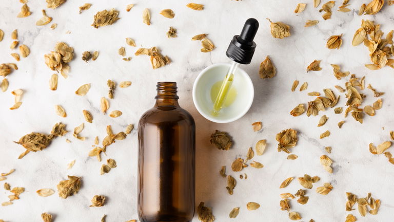 Aceite de jojoba: el secreto mejor guardado para una piel equilibrada y un cabello brillante