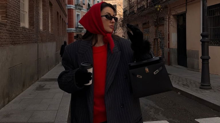 El bolso negro y la bandana roja que Alexandra Pereira no deja de llevar este invierno