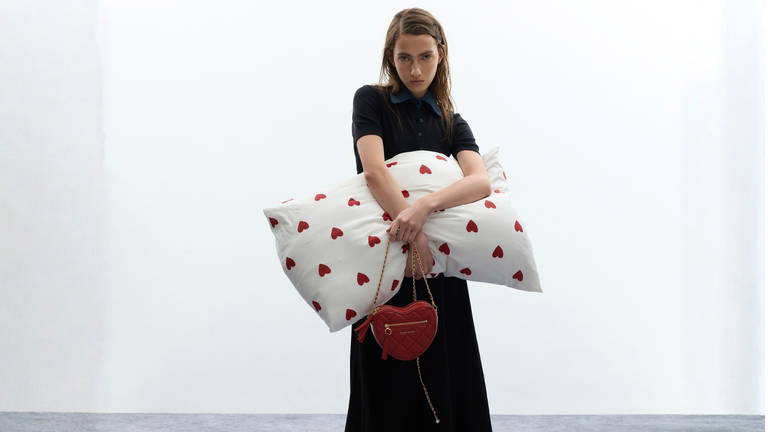El romanticismo vuelve en clave moderna con la nueva colección de San Valentín de Charles & Keith