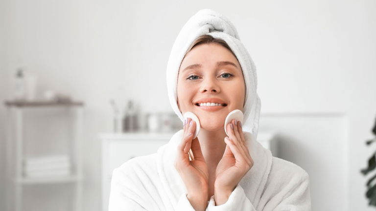 La revolución botánica del desmaquillado: por qué la manzanilla y el espino amarillo son el nuevo lujo clean beauty