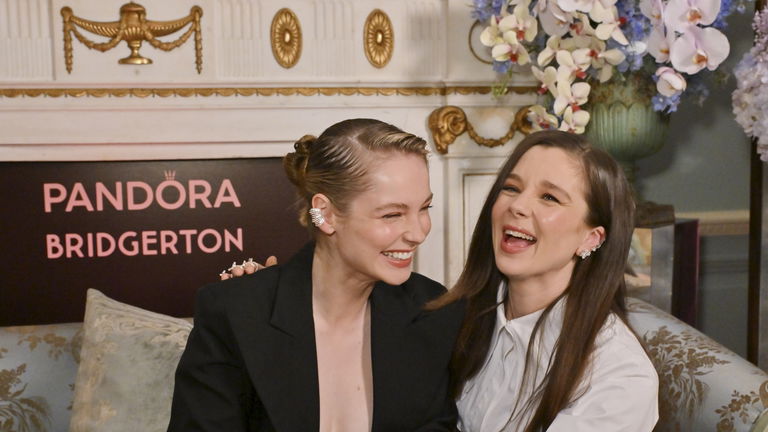 Claudia Jessie y Hannah Dodd trasladan la estética romántica de Bridgerton a la joyería de Pandora