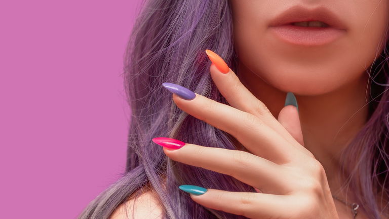 La manicura del futuro ya está aquí: uñas que cambian de color en segundos