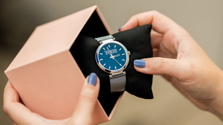 Suscríbete y gana: sorteamos el reloj azul de TOUS que marca tendencia