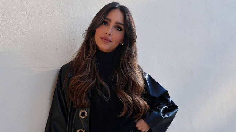 Un jersey naranja y todo lo demás en negro: la clave del nuevo look de Rocío Osorno