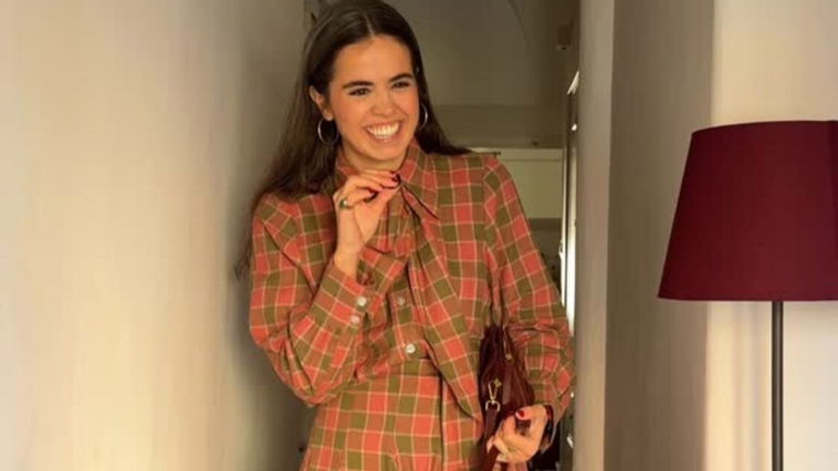 El conjunto de falda y camisa que no dice mucho hasta que lo ves puesto