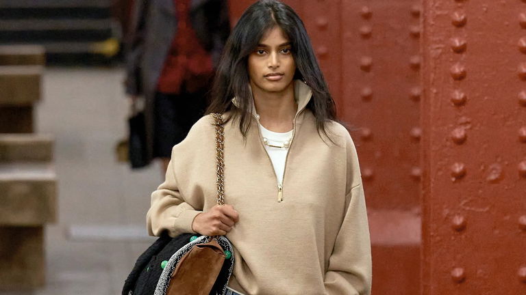 El jersey con media cremallera que Chanel ha puesto de moda y 8 opciones para sumarse a la tendencia