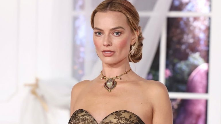 La manicura más especial de Margot Robbie con diamantes y rubíes sobre base nude