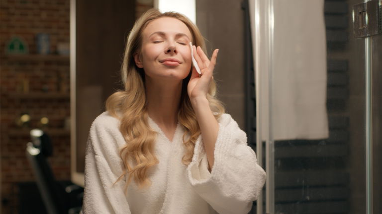 Usar toallitas desmaquillantes a diario: el hábito cómodo que tu piel acaba pagando