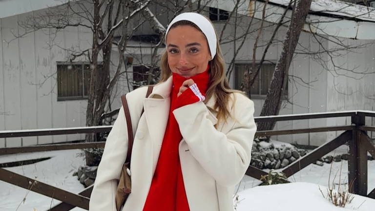 Este chándal rojo demuestra que la comodidad también puede ser elegante en la nieve