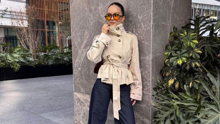 La gabardina corta de Bershka que está sustituyendo al trench clásico esta temporada