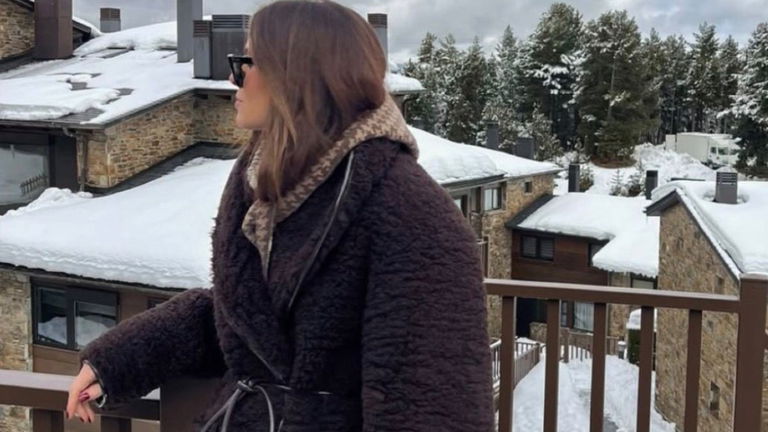 El abrigo reversible marrón que resuelve los días de frío extremo